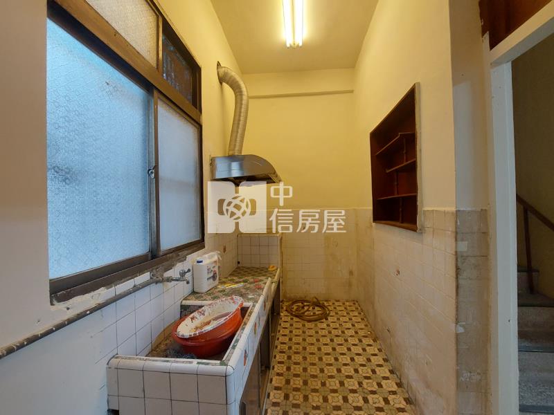 中壢區龍岡國小大面寬透天(要整理)房屋室內格局與周邊環境