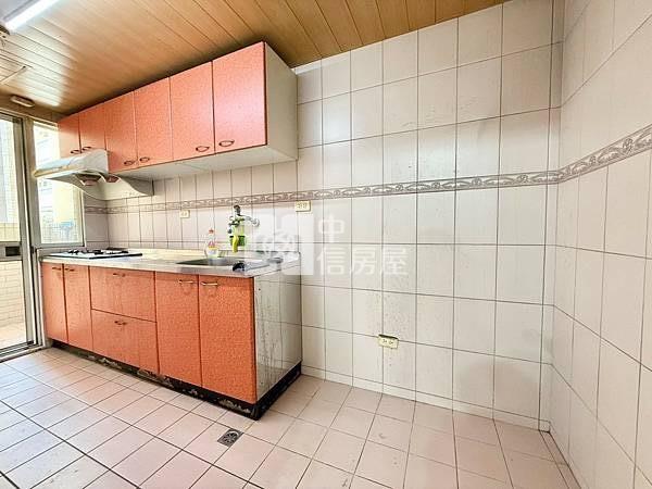 (皇城園邸)中央公園輕屋齡漂亮4房平車美廈房屋室內格局與周邊環境