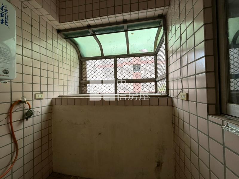 楊梅薪加坡二樓3+1房~使用空間大房屋室內格局與周邊環境