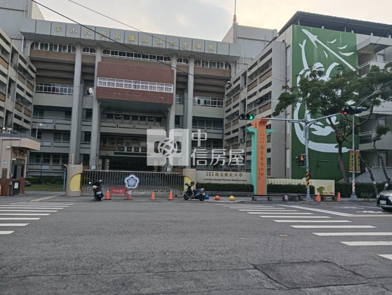 前鎮中山華廈大坪數(平面車位)房屋室內格局與周邊環境