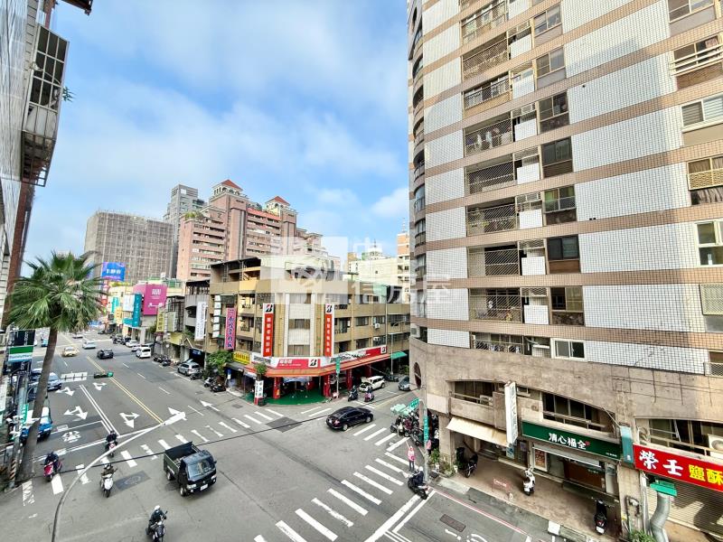 正五期棒球場｜入門玄關明亮通透使用33坪大四房捷運宅房屋室內格局與周邊環境