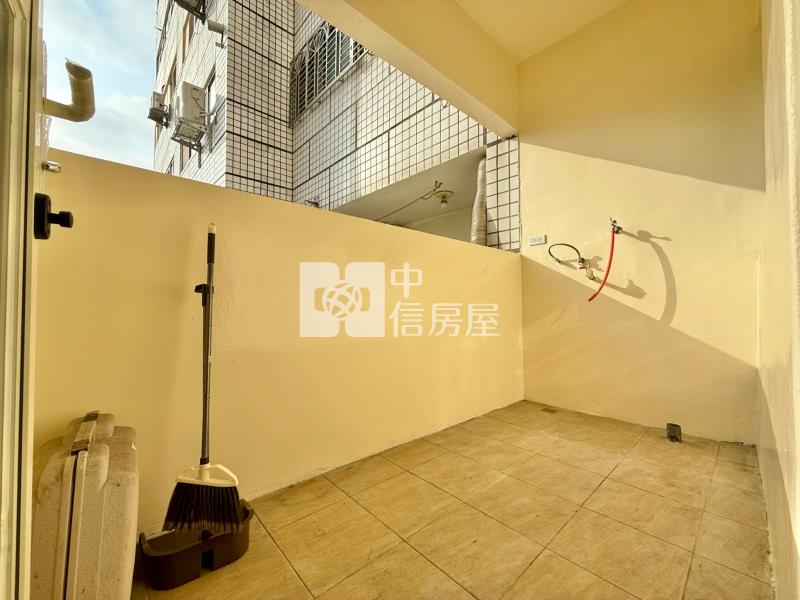 正五期棒球場｜入門玄關明亮通透使用33坪大四房捷運宅房屋室內格局與周邊環境