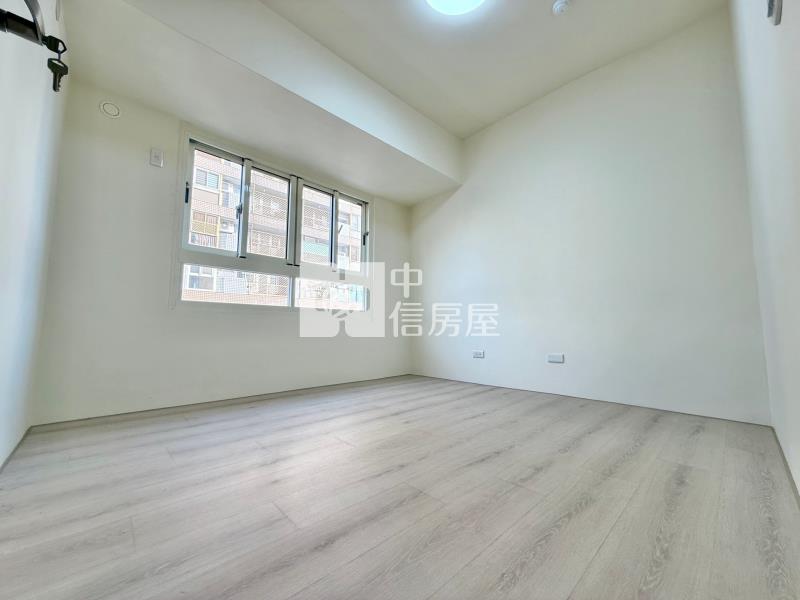 正五期棒球場｜入門玄關明亮通透使用33坪大四房捷運宅房屋室內格局與周邊環境