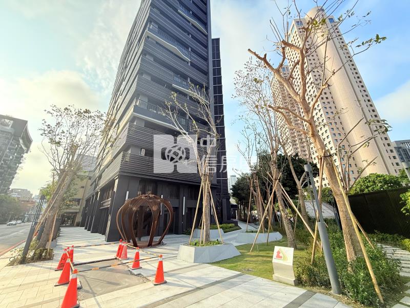 勤美旁正台灣大道邊間大面寬金店房屋室內格局與周邊環境