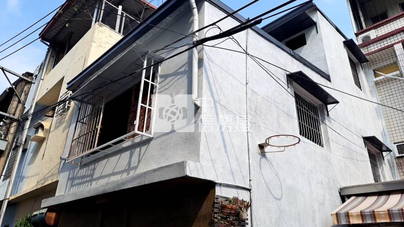 近旗山老街無尾巷需整修透天房屋室內格局與周邊環境