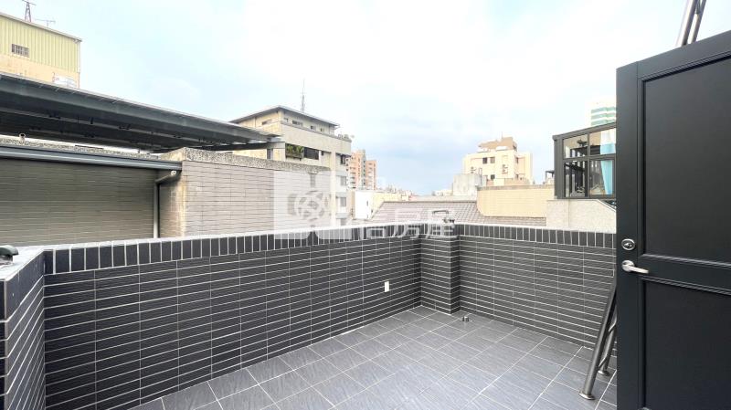 中國醫朝南全新透天房屋室內格局與周邊環境