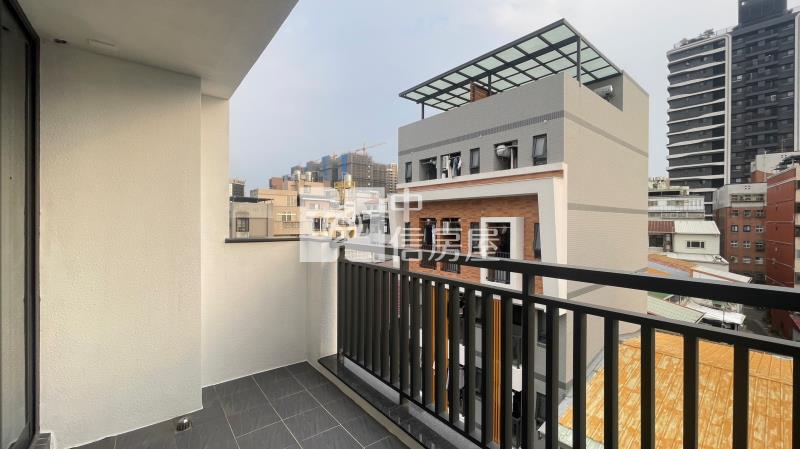 中國醫朝南全新透天房屋室內格局與周邊環境