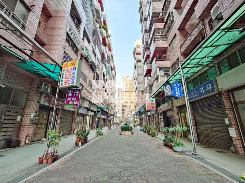 文心百利全新整理三房車位房屋室內格局與周邊環境