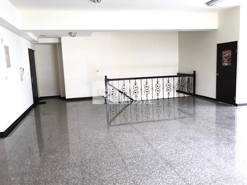專任-青埔市二期次店面房屋室內格局與周邊環境