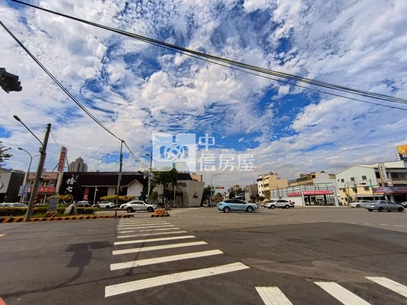 十一期大面寬星巴克旁20米路雙平車燙金店面房屋室內格局與周邊環境