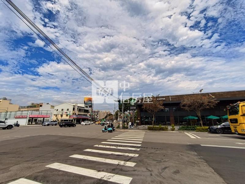 十一期大面寬星巴克旁20米路雙平車燙金店面房屋室內格局與周邊環境