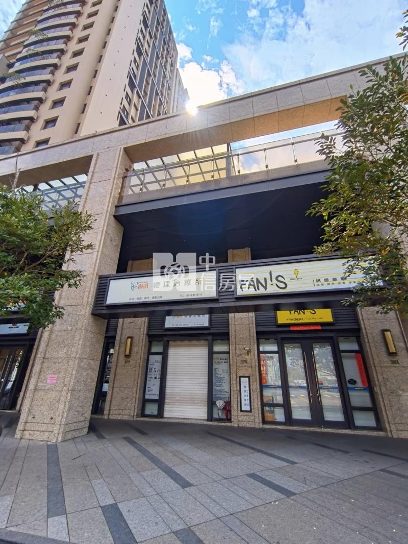十一期大面寬星巴克旁20米路雙平車燙金店面房屋室內格局與周邊環境