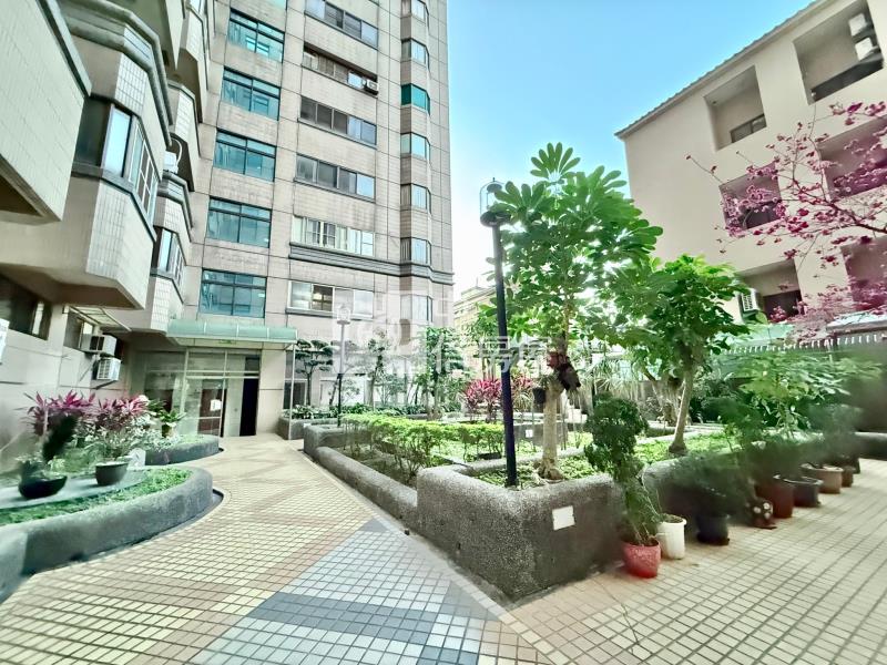 屋主長期持有｜東山商圈3%超低公設三面採光全新整理超大3房房屋室內格局與周邊環境