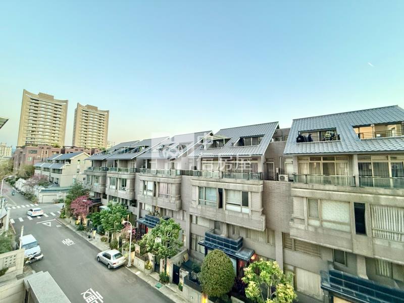 屋主長期持有｜東山商圈3%超低公設三面採光全新整理超大3房房屋室內格局與周邊環境