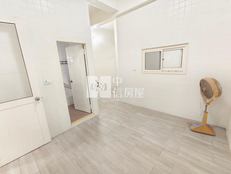 海佃路四段超值黃金大店面房屋室內格局與周邊環境