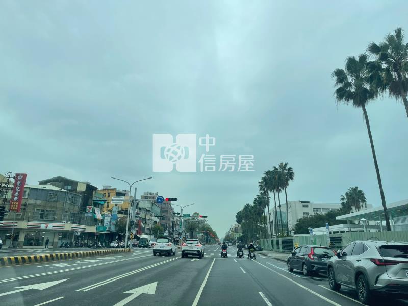 新光三越新天地芳鄰燙金透店
