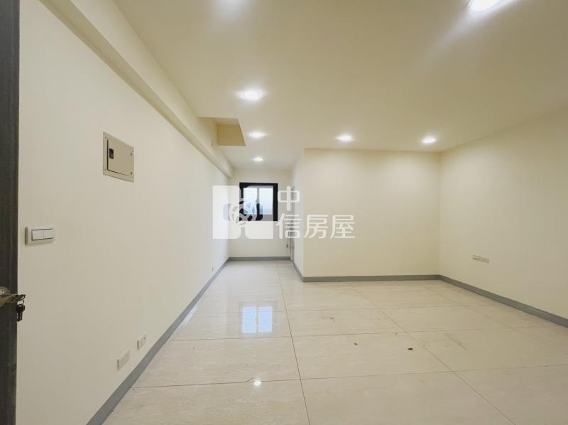 【安家】龍岡忠貞翻新五套房美透店門前停車房屋室內格局與周邊環境