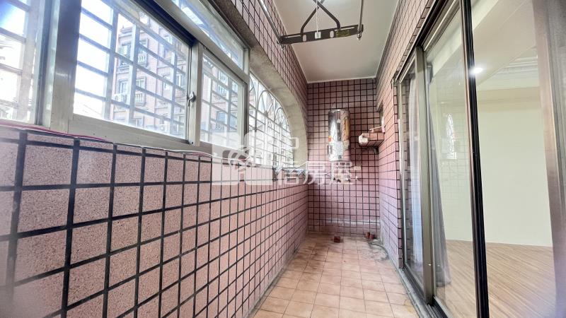 中山醫單坪20萬建坪72坪大3房裝潢戶房屋室內格局與周邊環境