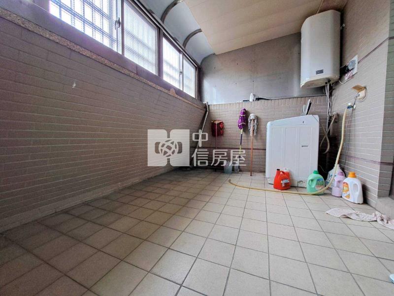 央大前院停車美別墅房屋室內格局與周邊環境