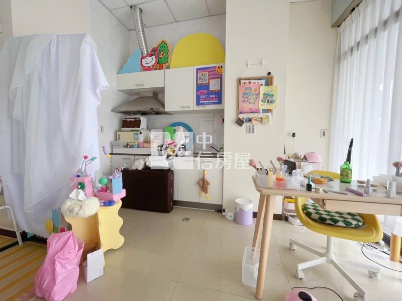 大里軟體園區震後三角窗低總價黃金店面房屋室內格局與周邊環境