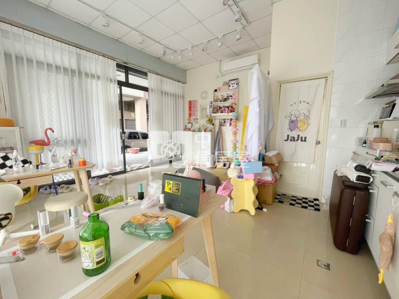 大里軟體園區震後三角窗低總價黃金店面房屋室內格局與周邊環境