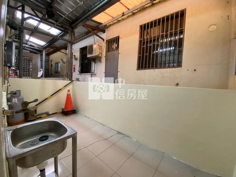 稀有置產首選東區臨路收租六套房金透店門前停車房屋室內格局與周邊環境