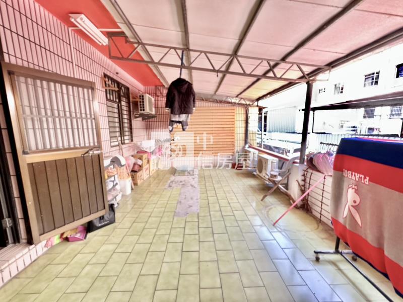 忠貞市場.忠貞國小.使用約70坪整新大面寬透天房屋室內格局與周邊環境