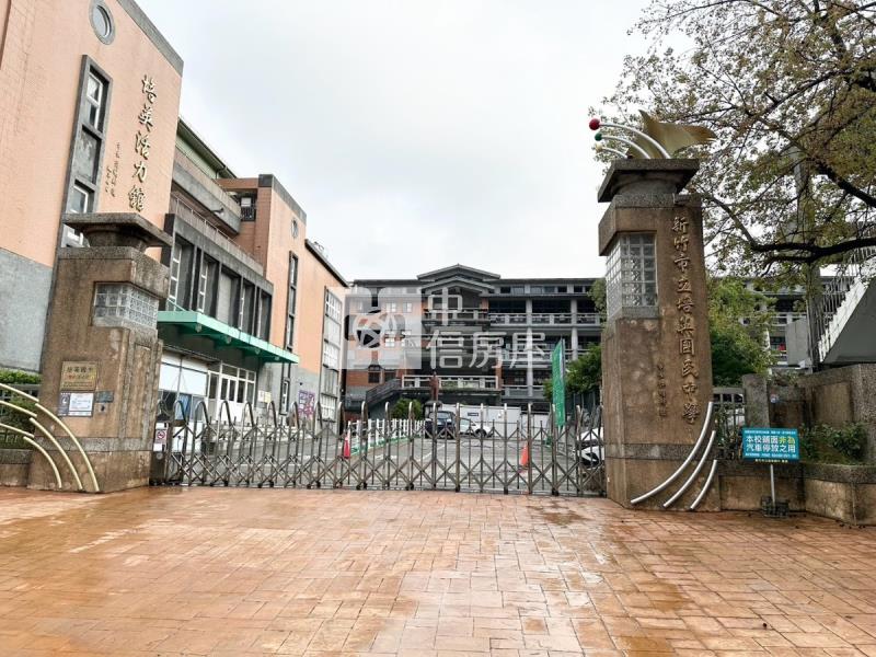 學府春秋三房車位房屋室內格局與周邊環境
