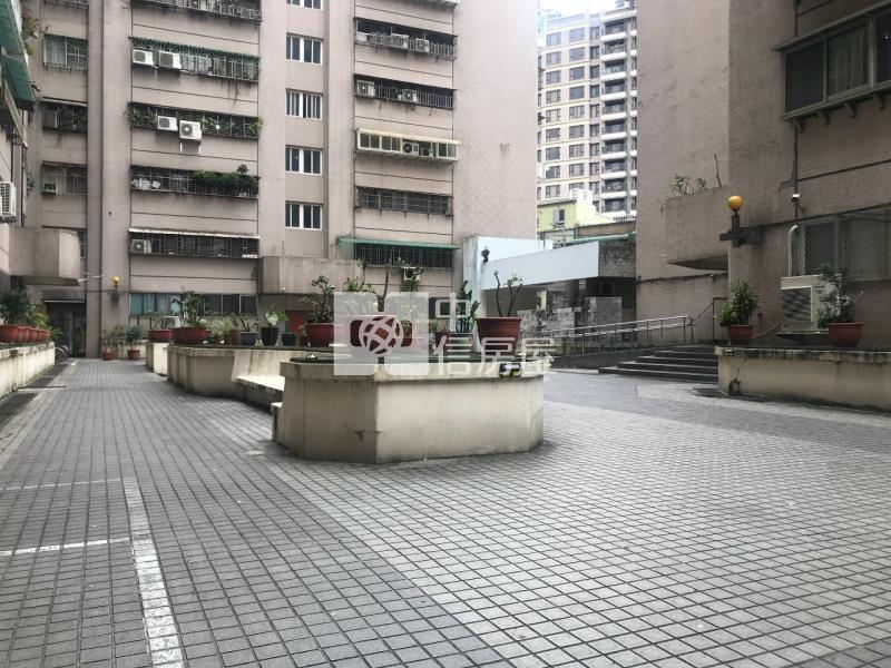 巨蛋旁棕色捷運大三房房屋室內格局與周邊環境