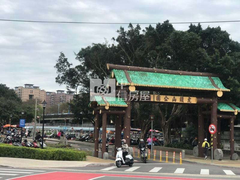 巨蛋旁棕色捷運大三房房屋室內格局與周邊環境