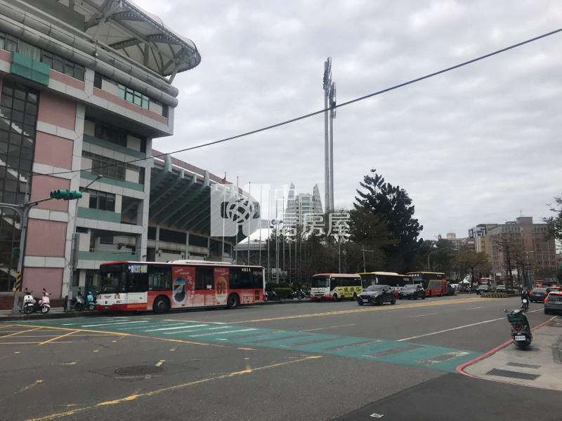 巨蛋旁棕色捷運大三房房屋室內格局與周邊環境