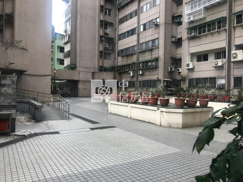 巨蛋旁棕色捷運大三房房屋室內格局與周邊環境