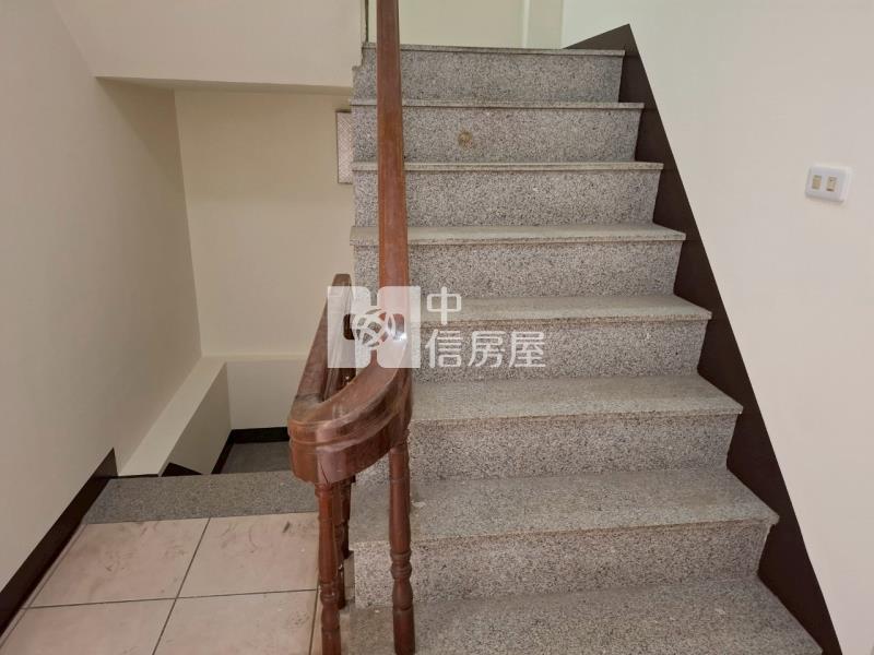 歸仁忠孝北路雙車庫店住房屋室內格局與周邊環境