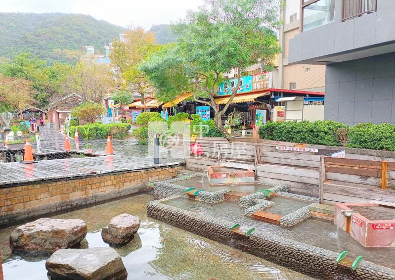 正公園商業區三棟溫泉透天房屋室內格局與周邊環境