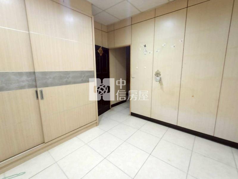龍岡路大面寬透天房屋室內格局與周邊環境