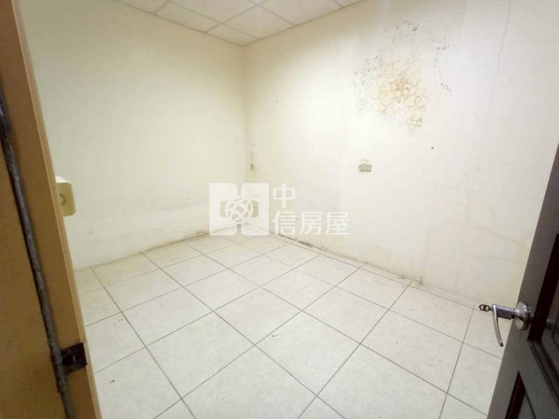 龍岡路大面寬透天房屋室內格局與周邊環境