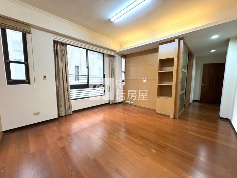 葳格獨棟大面寬三車別墅房屋室內格局與周邊環境