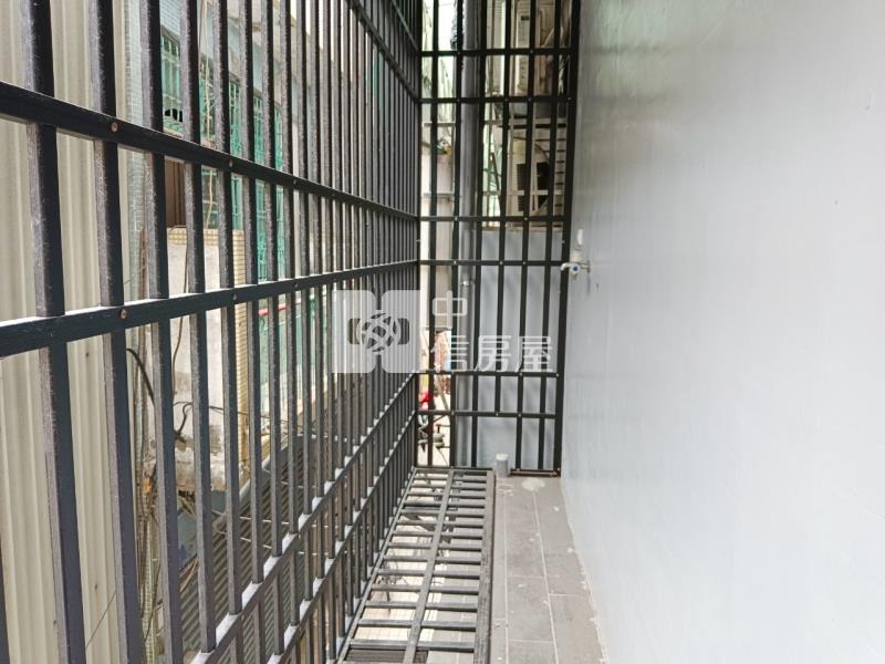 三多捷運翻新車庫透天房屋室內格局與周邊環境