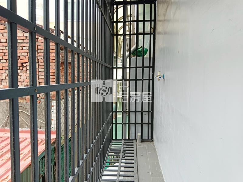 三多捷運翻新車庫透天房屋室內格局與周邊環境