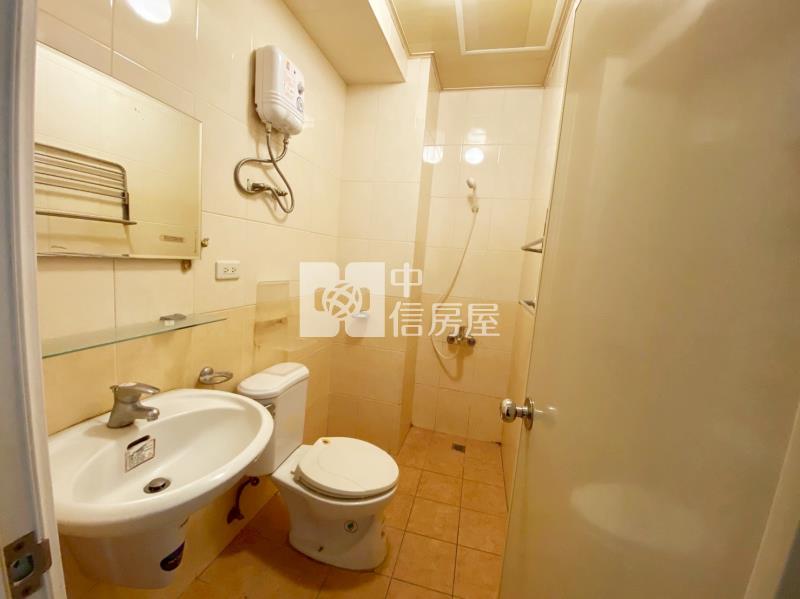 鎮公所旁獨棟店面+58間套房房屋室內格局與周邊環境