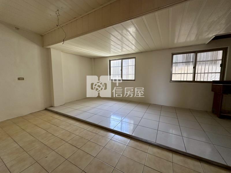 市區旁前院車庫透天房屋室內格局與周邊環境