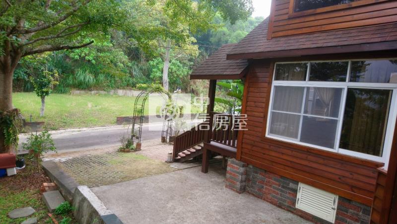 東山青山渡假溫泉小木屋房屋室內格局與周邊環境