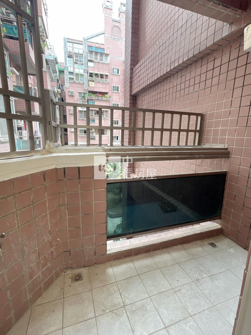 歸仁圓環全新裝潢2+1美車寓房屋室內格局與周邊環境