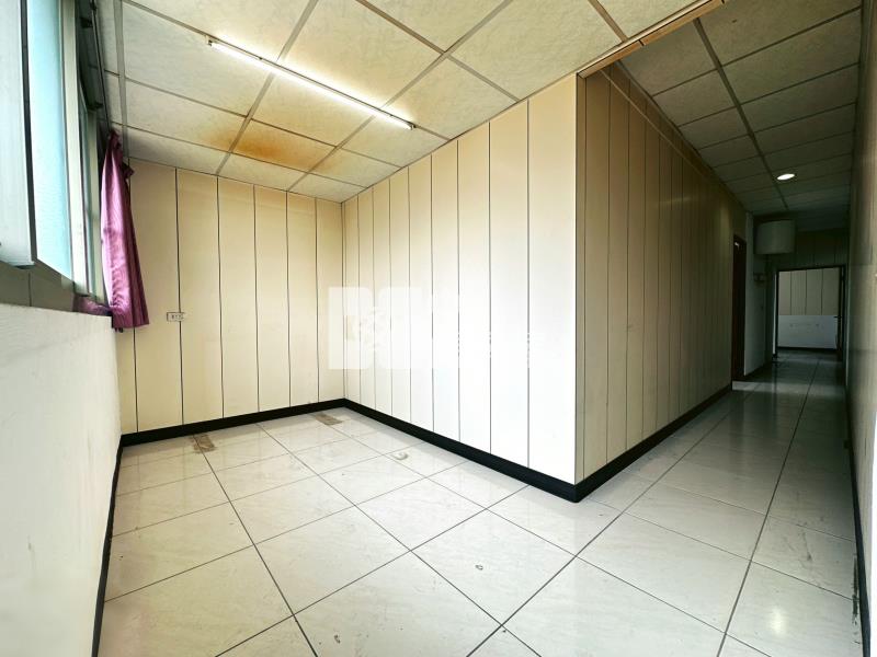 水湳經貿邊間朝南商用金透天房屋室內格局與周邊環境
