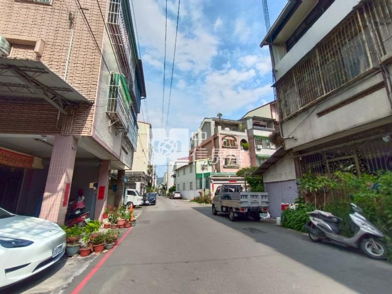 近74門前可停車透天房屋室內格局與周邊環境