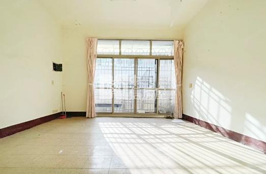 近74門前可停車透天房屋室內格局與周邊環境