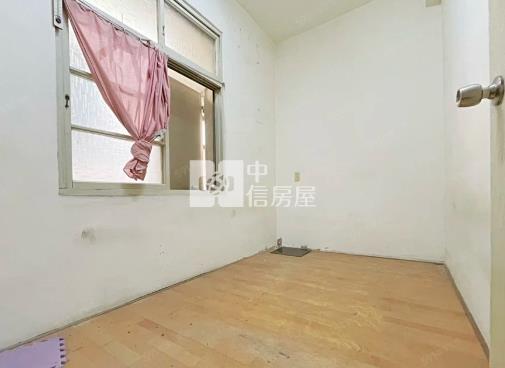 近74門前可停車透天房屋室內格局與周邊環境