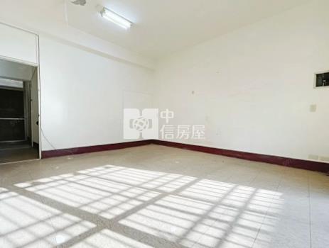 近74門前可停車透天房屋室內格局與周邊環境