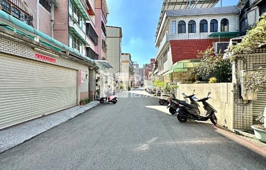 近74門前可停車透天房屋室內格局與周邊環境