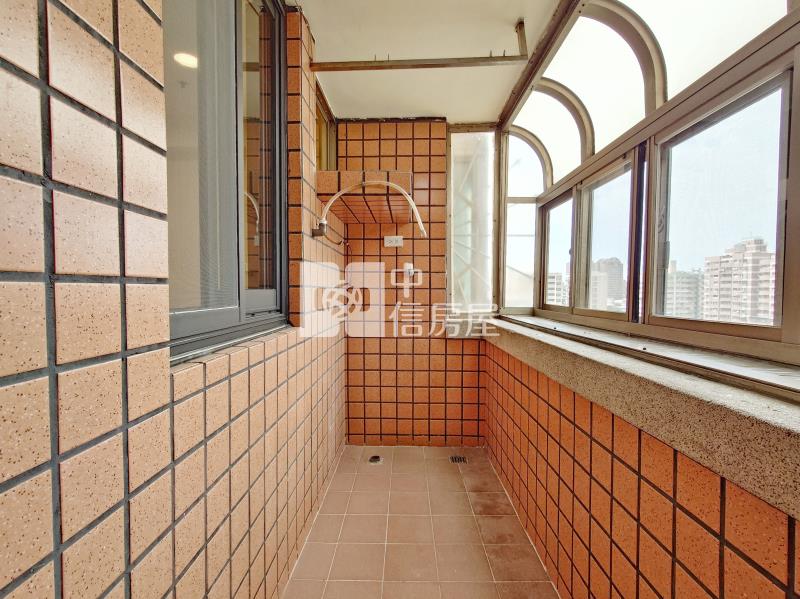 中港世紀紅三房車位房屋室內格局與周邊環境